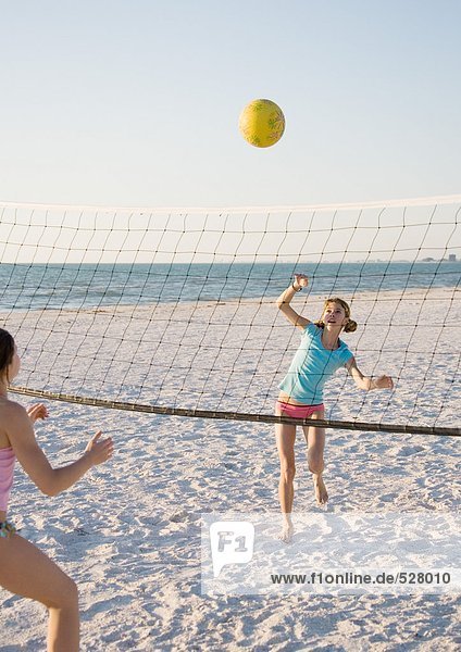 Zwei Mädchen beim Beachvolleyball
