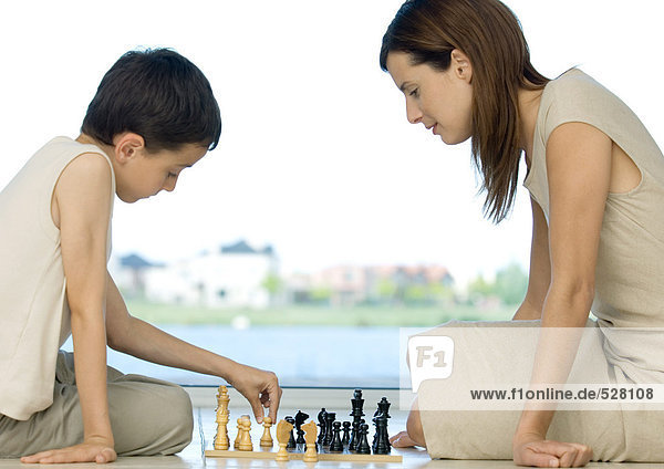 Mutter und Sohn beim Schachspielen