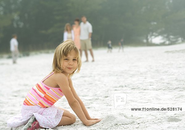 Kleines Mädchen spielt im Sand