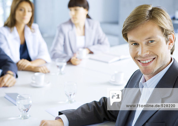 Geschäftsmann lächelnd  Treffen im Hintergrund  Portrait