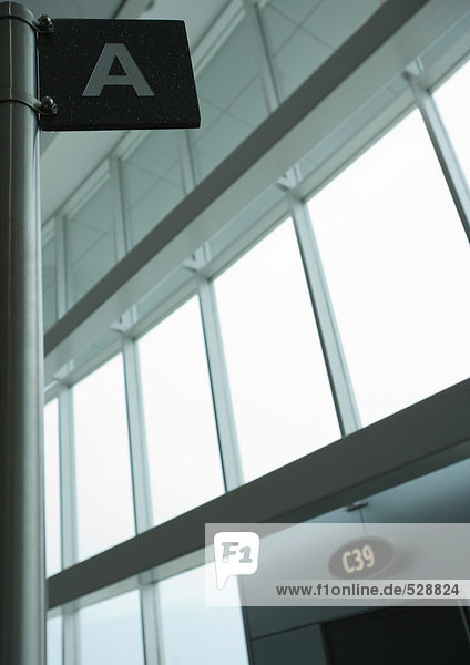 Flughafen-Innenraum: Schild mit Buchstabe A und Boarding Gate