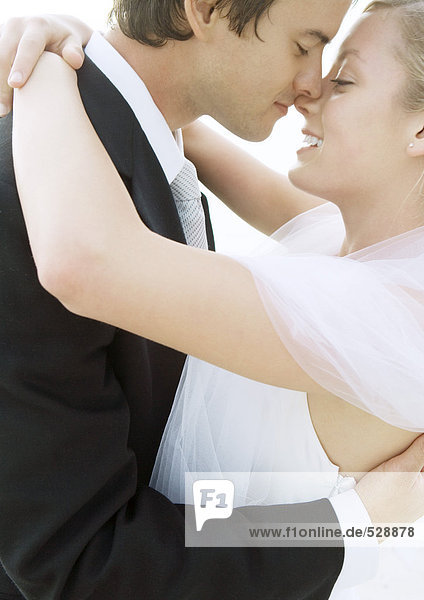 Braut und Bräutigam im Begriff zu küssen  Nahaufnahme