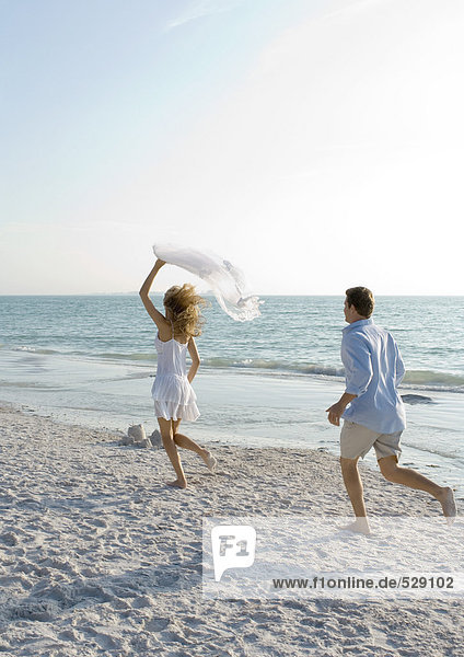 Frisch verheiratet  Mann jagt Frau am Strand