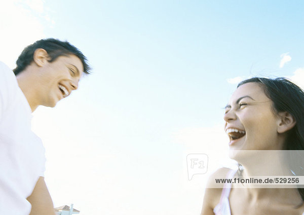 Junges Paar im Freien  lachend