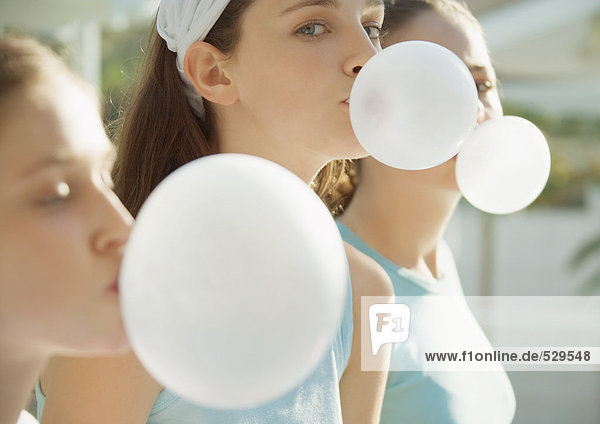 Preteen Mädchen blasen Blasen mit Kaugummi
