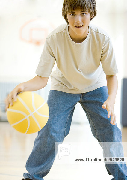 Teenager-Junge spielt Basketball