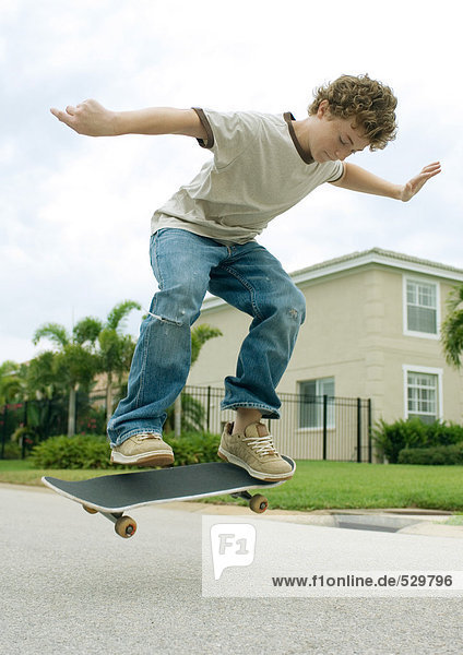 Junge auf Skateboard