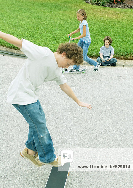 Vorstadtkinder spielen auf der Straße