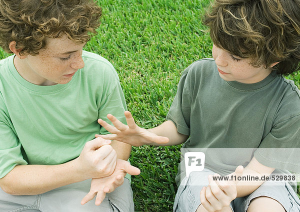 Zwei Jungen spielen Steinpapierschere