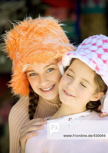 Zwei Mädchen mit lustigen Hüten  Portrait