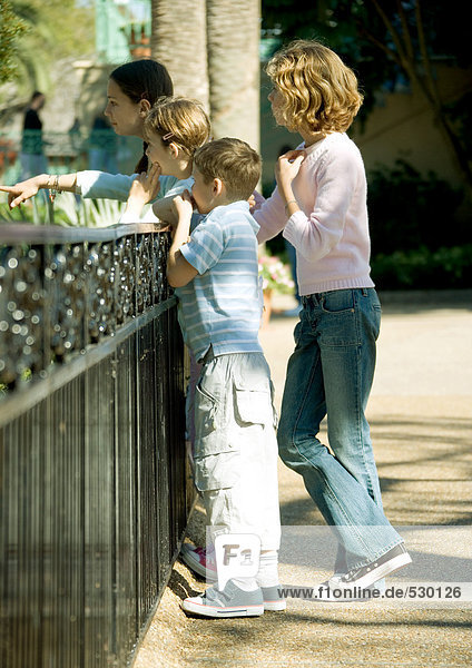 Kindergruppe mit Blick über das Geländer