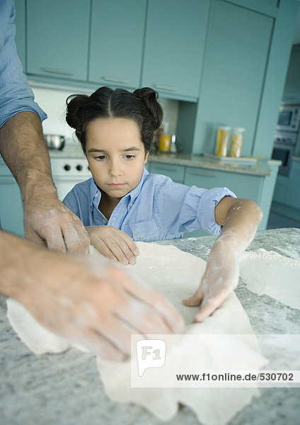 Vater und Tochter machen Kuchenkruste