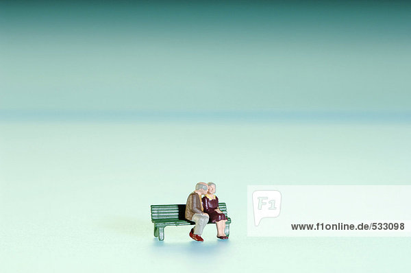 Figuren eines Paares auf der Bank sitzend