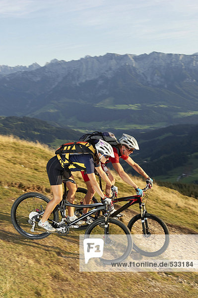 Österreich  Tirol  Paar Fahrräder
