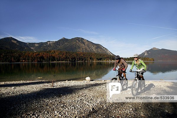 Deutschland  Bayern  Paar Mountainbiking