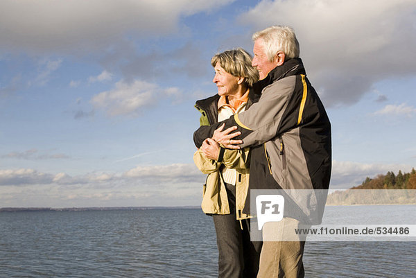 Seniorenpaar umarmend  Seitenansicht