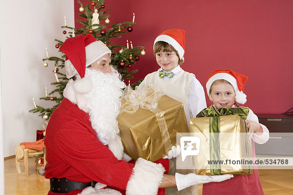 Kinder erhalten Geschenke von St. Claus