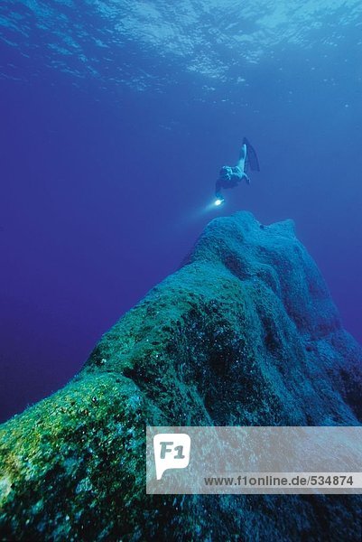 Taucher unter Wasser schwimmen über Koralle  Griechenland