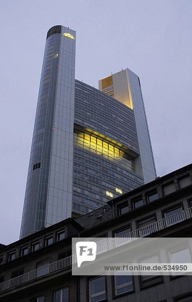 Untersicht Gebäude gegen Himmel  Commerzbank Tower  Frankfurt  Deutschland