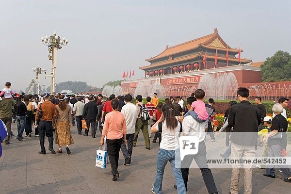 Touristen am Stadtplatz  Tiananmen-Tor des Himmlischen Friedens  Hofburg  Verbotene Stadt  Tiananmen Square  Beijing  China