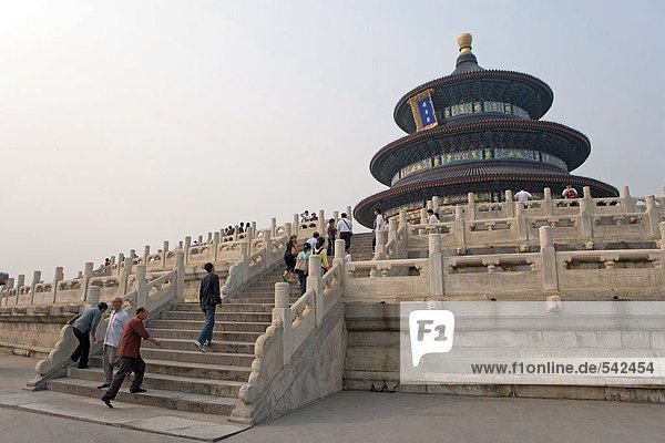 Touristen auf Treppe im Tempel  Halle des Gebet für gute Ernten  Temple Of Heaven  Beijing  China