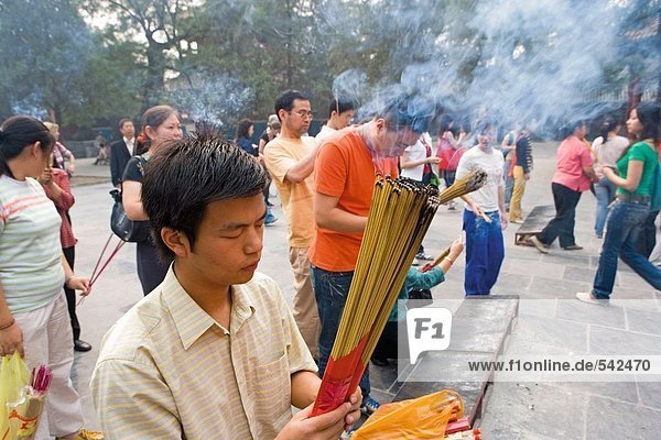 Anhänger betend in Tempel  Lama Tempel  Beijing  China