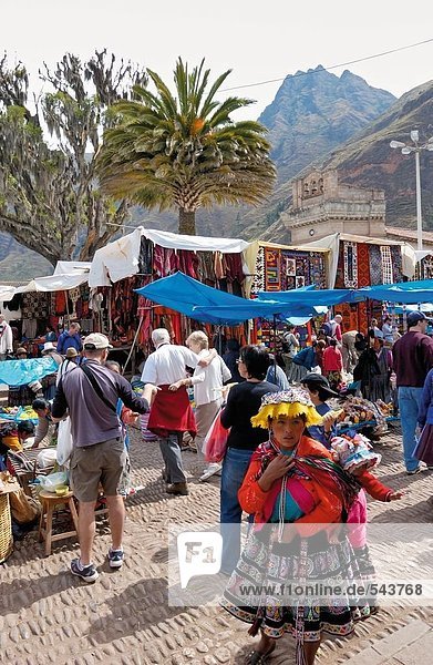 Menschen einkaufen in Markt  Pisac  Urubamba Tal  Peru