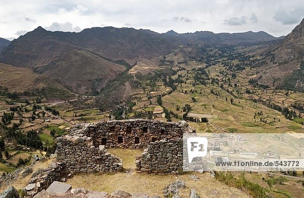 Alte Ruinen mit Bergen im Hintergrund  Inka-Ruinen  Machu Picchu  Region Cusco  Peru