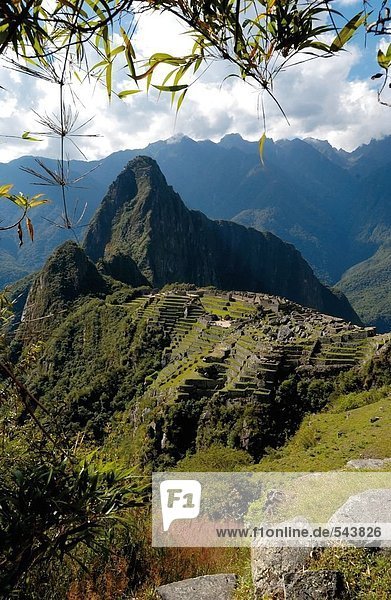 Erhöhte Ansicht Ruinen der alten auf Berg  Inka-Ruinen  Machu Picchu  Region Cusco  Peru