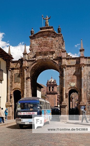Bus Kreuzung Torbogen in Stadt  Cuzco  Peru
