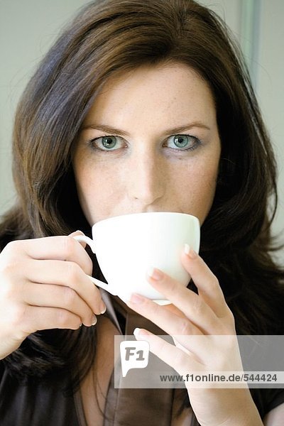 Portrait einer jungen Frau Kaffeetrinken