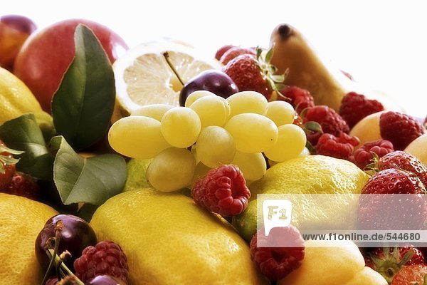 Früchtestilleben mit Trauben  Beeren und Zitronen