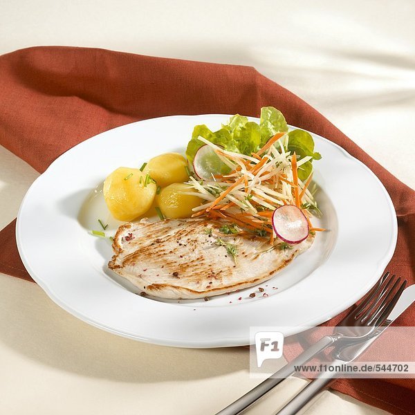 Putenschnitzel mit Pellkartoffeln und Salat