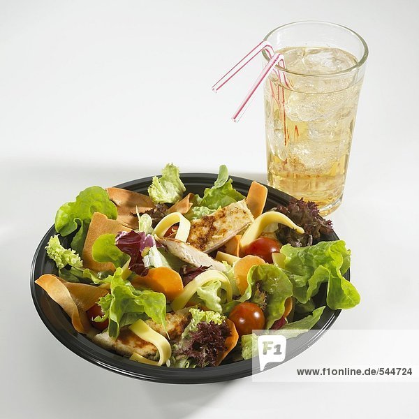 Blattsalat mit Hähnchenbrust und Gemüse  Glas Limonade