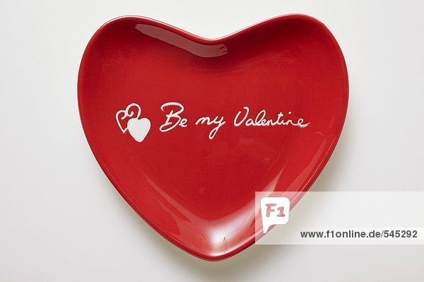 Roter herzförmiger Teller mit Aufschrift Be my Valentine