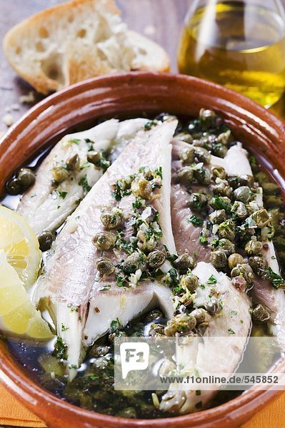 Fischfilets in Olivenöl mit Kapern