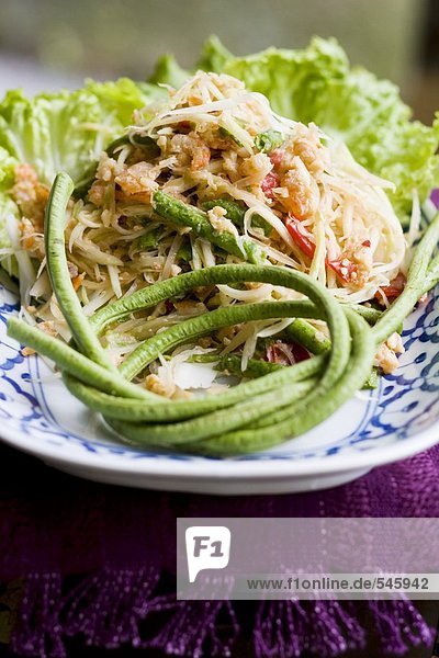 Papayasalat mit Schlangenbohnen und Garnelen Thailand