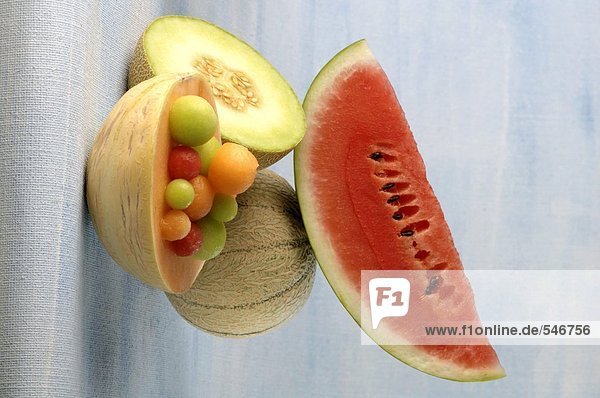 Drei verschiedene Melonen und Melonenkugeln