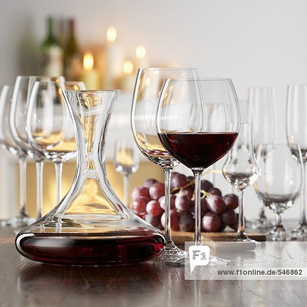 Stilleben mit Rotwein im Glas und Dekanter