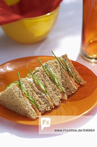 Lachs-Gurken-Sandwich