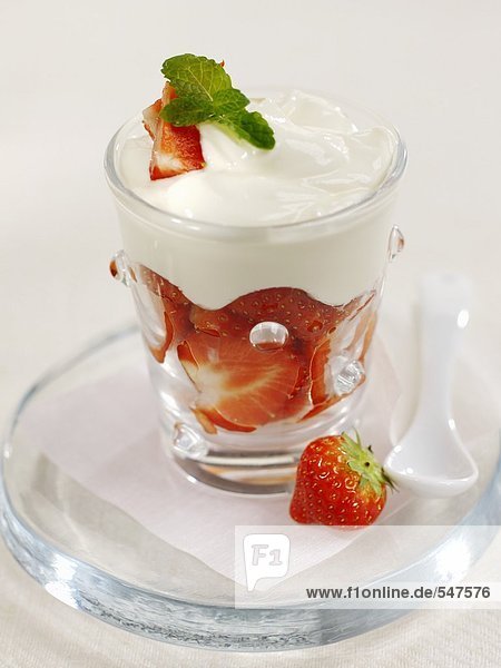 Schichtspeise mit Erdbeeren und Joghurt