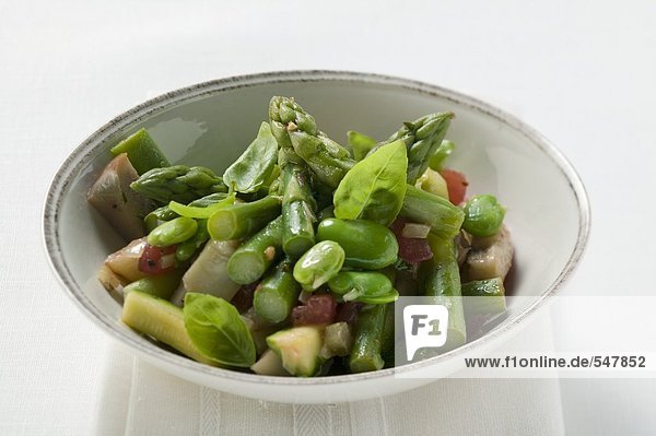 Grüner Spargelsalat mit Bohnen und Basilikum