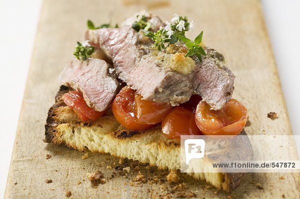 Rindersteak mit Kirschtomaten auf gegrilltem Brot