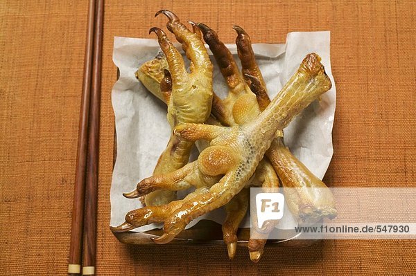 Frittierte Hühnerkrallen auf Papier (Asien)
