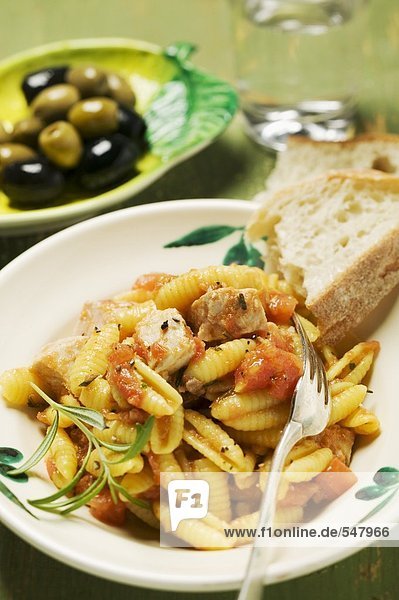 Nudeln mit Fleisch und Tomatensauce  Weissbrot  Oliven