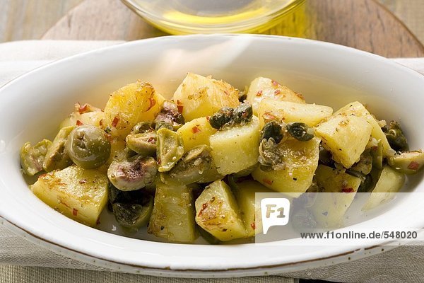 Würzige Bratkartoffeln mit Oliven und Kapern