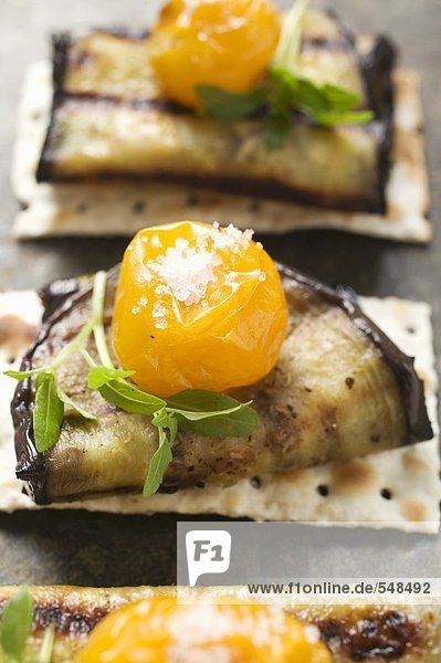 Cracker mit gegrillten Auberginen und Kirschtomaten