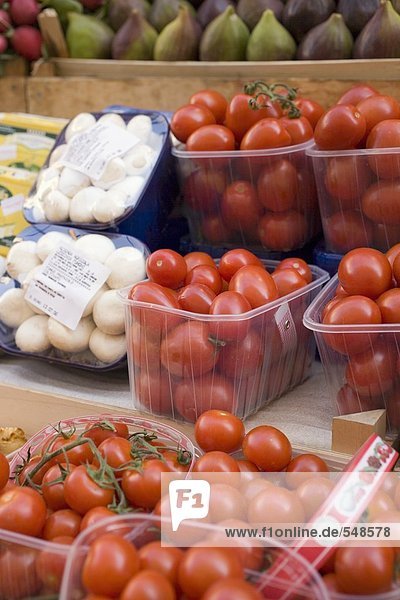Tomaten und Champignons in Schalen auf dem Markt