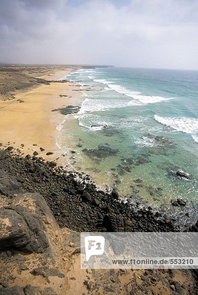 Erhöhte Ansicht der Wellen am Strand  Fuertoventura  Kanaren  Spanien