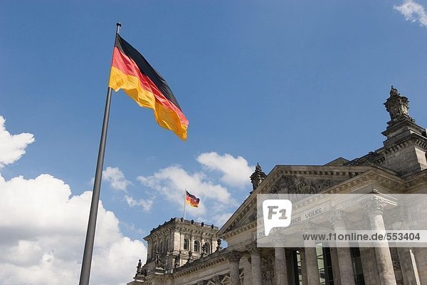 Deutscher Flagge flattern vor der Parlamentsgebäude  der Reichstag  Berlin  Deutschland